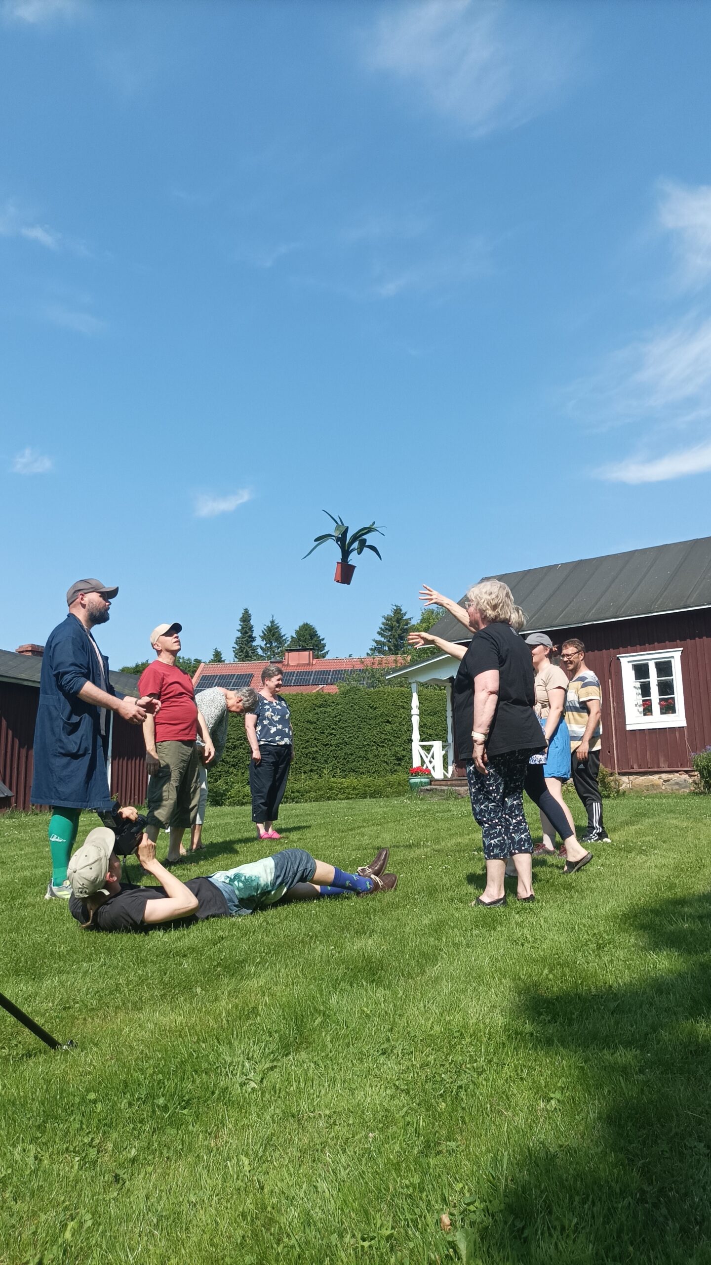 Yrttiteelentäväpuutarha / Herbalflyinggarden
